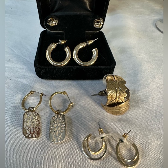 Five pair of assorted goldtone earrings - Picture 3 of 4
